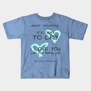 dear mommy it's okay to cry - light blue Kids T-Shirt